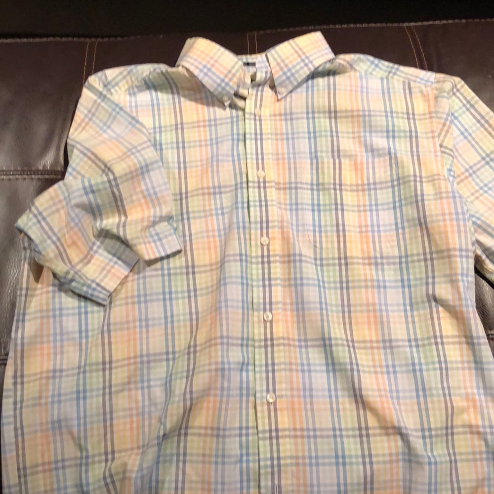 Nice short sleeve button down shirt. Size XLT
